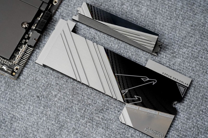 双USB4 WiFi7 20相供电 X870E AORUS MASTER主板开箱评测