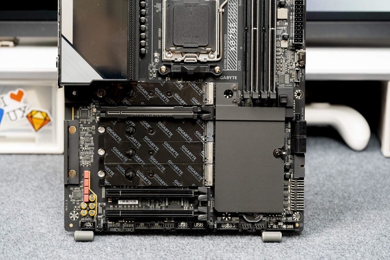 双USB4 WiFi7 20相供电 X870E AORUS MASTER主板开箱评测