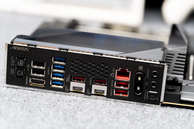 双USB4 WiFi7 20相供电 X870E AORUS MASTER主板开箱评测