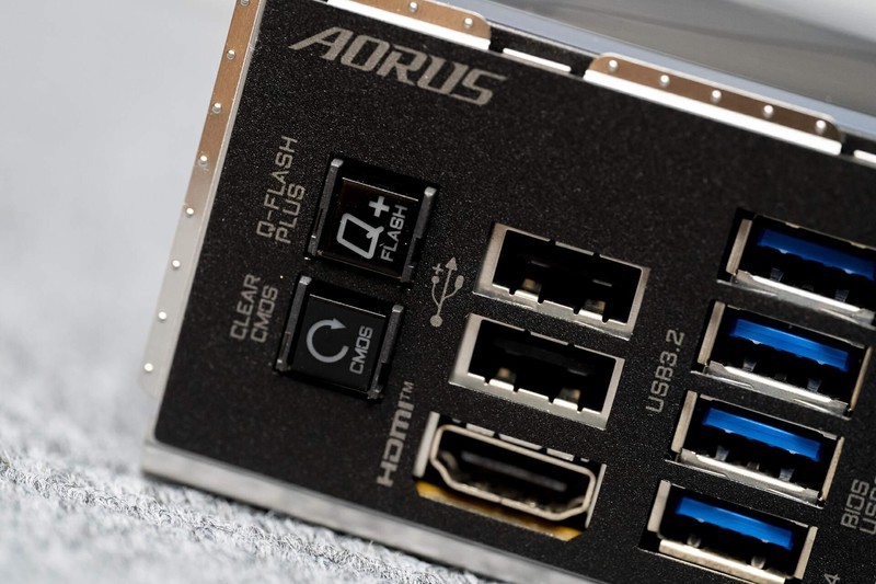 双USB4 WiFi7 20相供电 X870E AORUS MASTER主板开箱评测