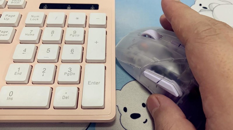 轻巧高颜值、半透高性能，这款8K双模游戏鼠标真的是绝绝子