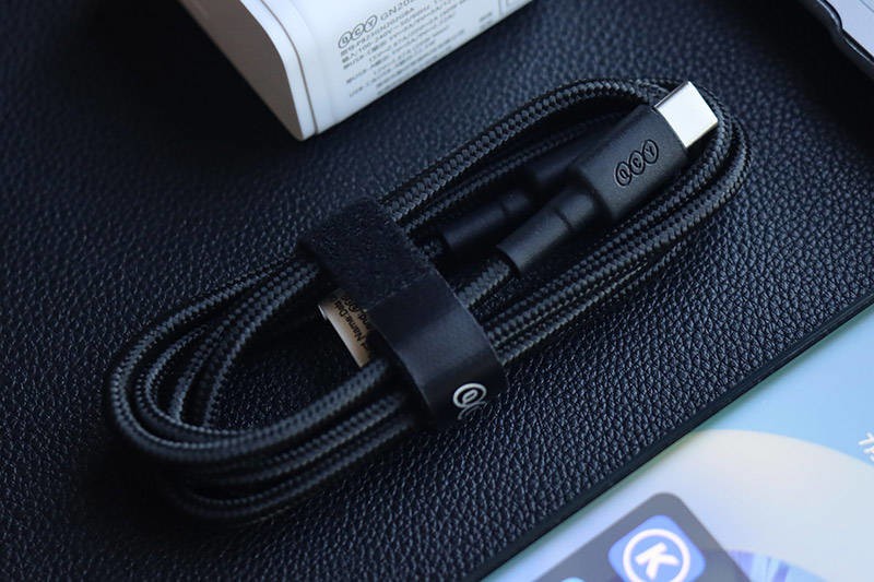 性价比无敌的QCY GN202GB双口氮化镓充电器