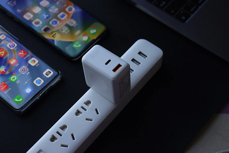 性价比无敌的QCY GN202GB双口氮化镓充电器