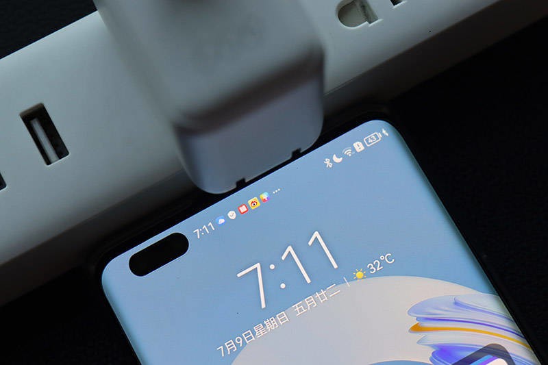 性价比无敌的QCY GN202GB双口氮化镓充电器