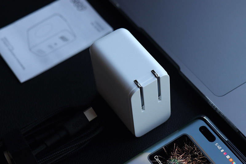 性价比无敌的QCY GN202GB双口氮化镓充电器