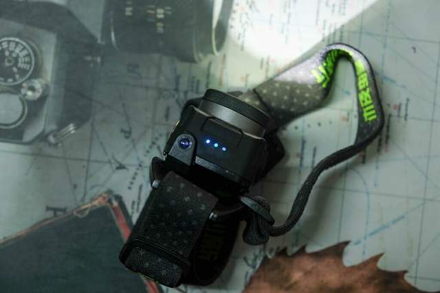 极蜂多功能头灯体验：提升夜跑安全，高亮度1000流明，7.5H长续航