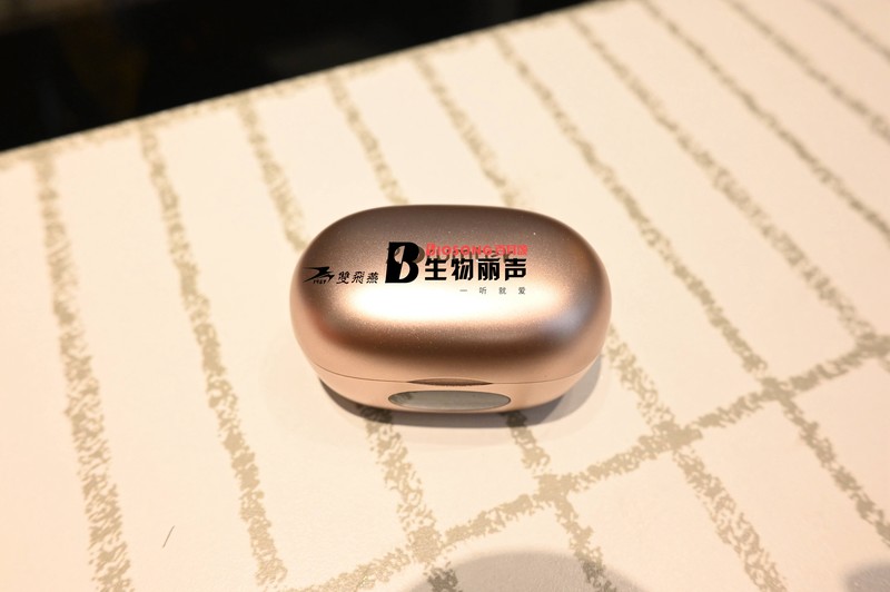 调整后佩戴更舒适的耳夹式蓝牙耳机，音质悦耳环绕感强，双飞燕Biosong生物丽声上手