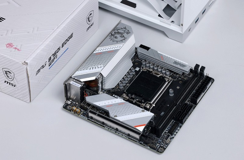 “细狗”但是高颜值高性能！12600K+4070+闪鳞L300打造桌面小钢炮