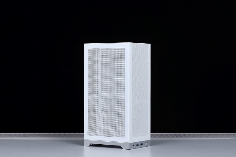 “细狗”但是高颜值高性能！12600K+4070+闪鳞L300打造桌面小钢炮