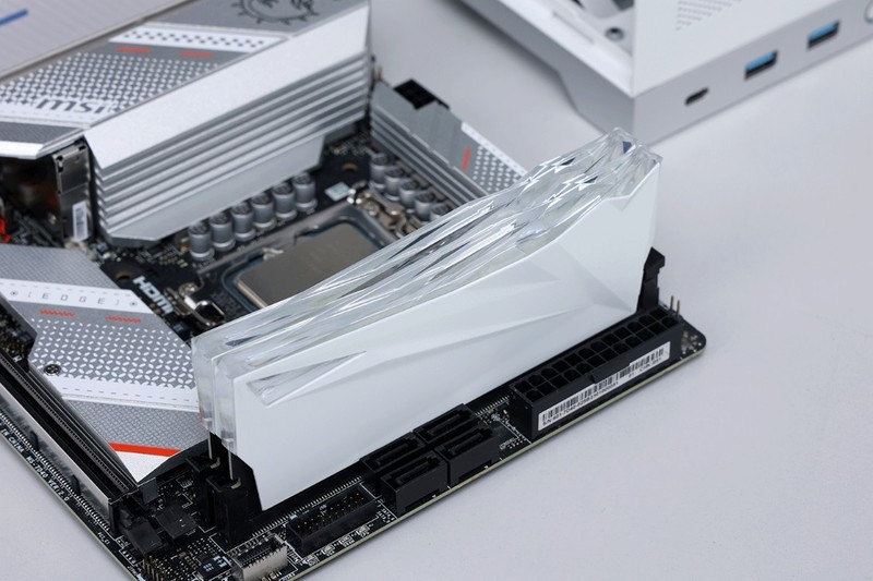 “细狗”但是高颜值高性能！12600K+4070+闪鳞L300打造桌面小钢炮