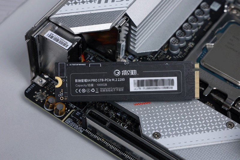 “细狗”但是高颜值高性能！12600K+4070+闪鳞L300打造桌面小钢炮