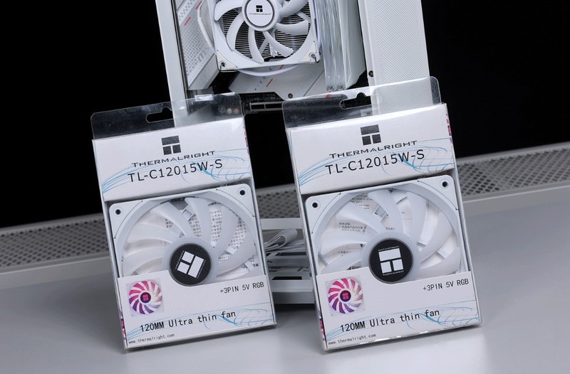 “细狗”但是高颜值高性能！12600K+4070+闪鳞L300打造桌面小钢炮