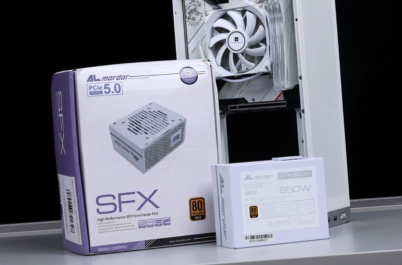 “细狗”但是高颜值高性能！12600K+4070+闪鳞L300打造桌面小钢炮