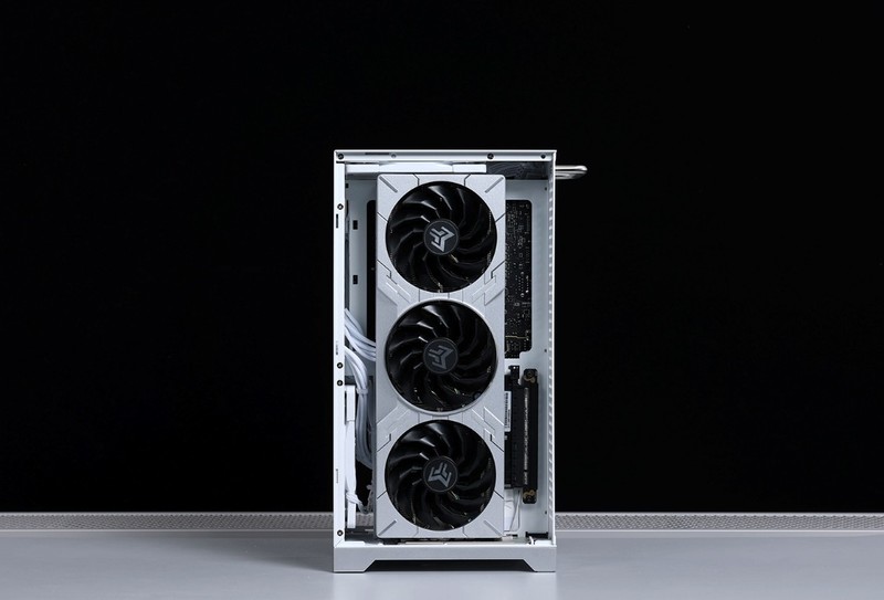 “细狗”但是高颜值高性能！12600K+4070+闪鳞L300打造桌面小钢炮