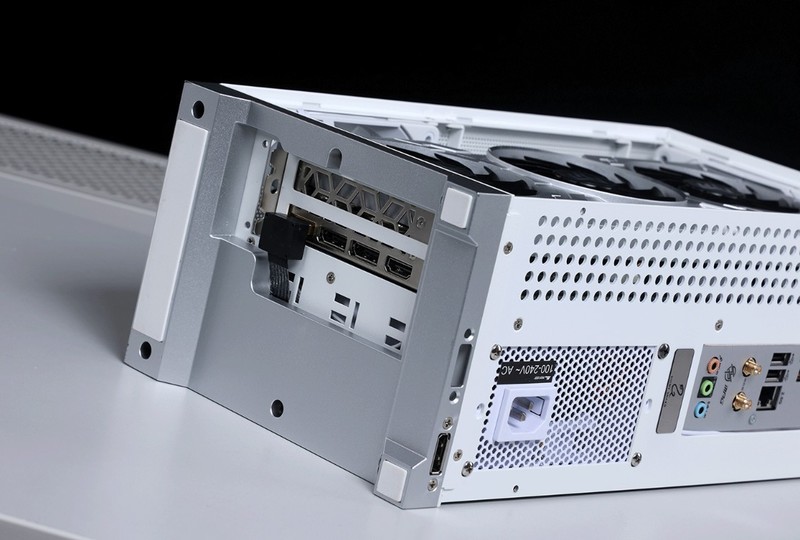 “细狗”但是高颜值高性能！12600K+4070+闪鳞L300打造桌面小钢炮