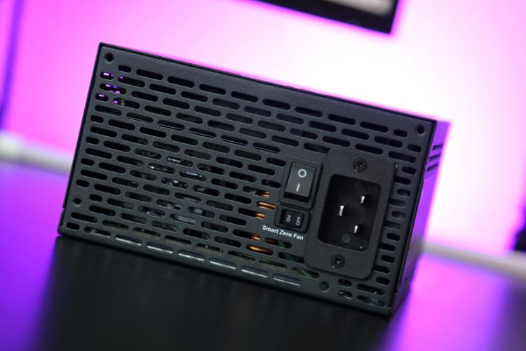 RTX4090最佳搭档：Thermaltake TT 钢影 GF3 1350W全模金牌电源开箱