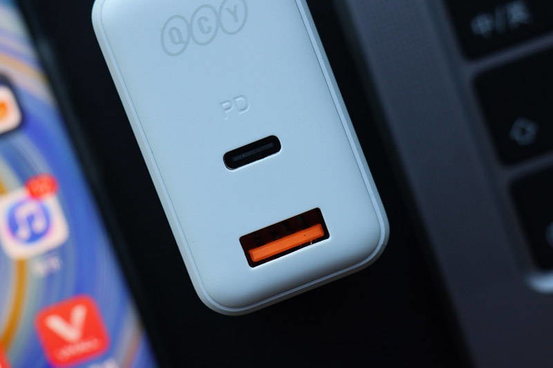 性价比无敌的QCY GN202GB双口氮化镓充电器