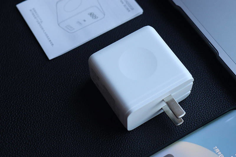 性价比无敌的QCY GN202GB双口氮化镓充电器