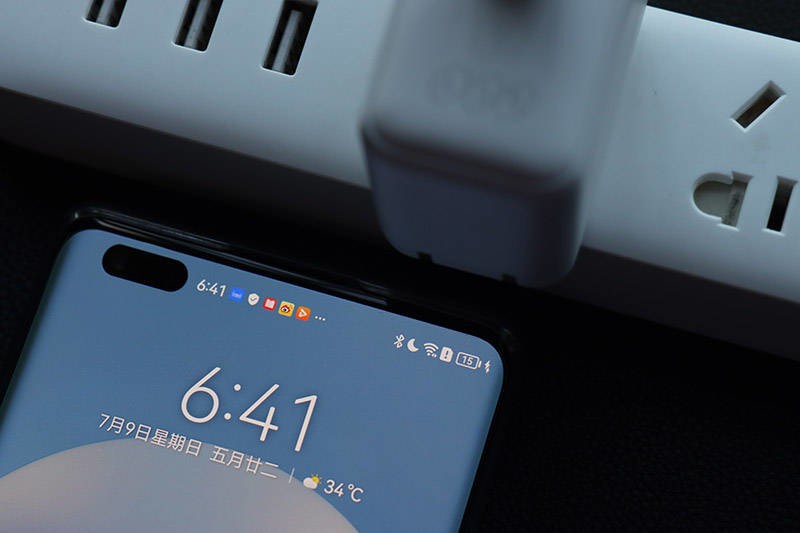 性价比无敌的QCY GN202GB双口氮化镓充电器