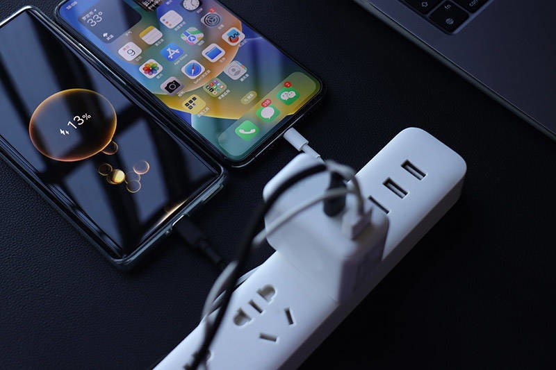 性价比无敌的QCY GN202GB双口氮化镓充电器