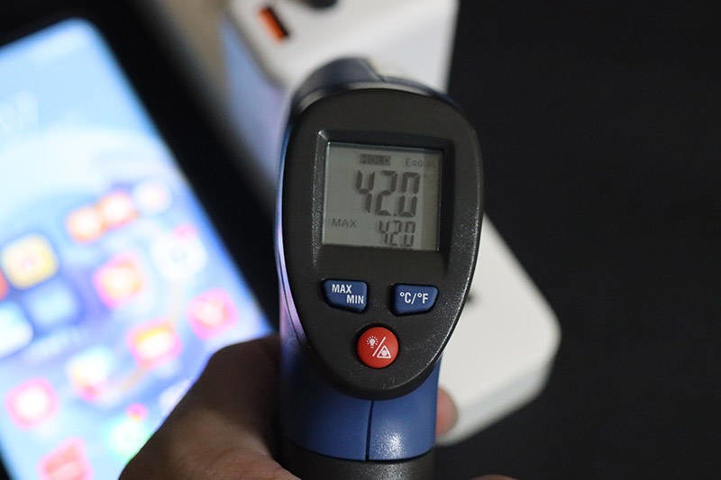 性价比无敌的QCY GN202GB双口氮化镓充电器