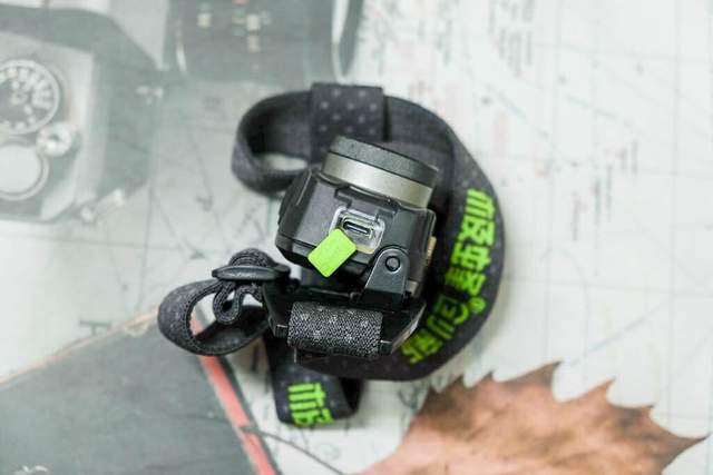 极蜂多功能头灯体验：提升夜跑安全，高亮度1000流明，7.5H长续航