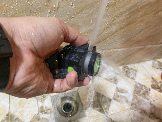 极蜂多功能头灯体验：提升夜跑安全，高亮度1000流明，7.5H长续航