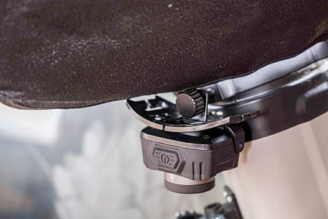 极蜂多功能头灯体验：提升夜跑安全，高亮度1000流明，7.5H长续航