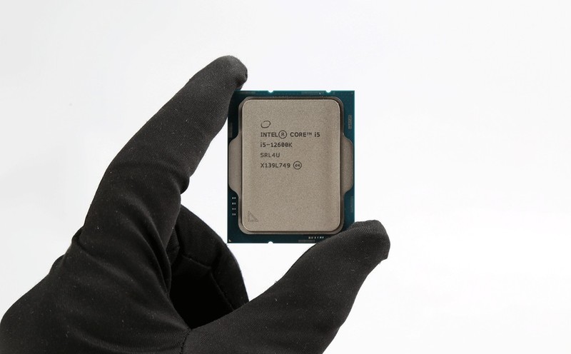 “细狗”但是高颜值高性能！12600K+4070+闪鳞L300打造桌面小钢炮