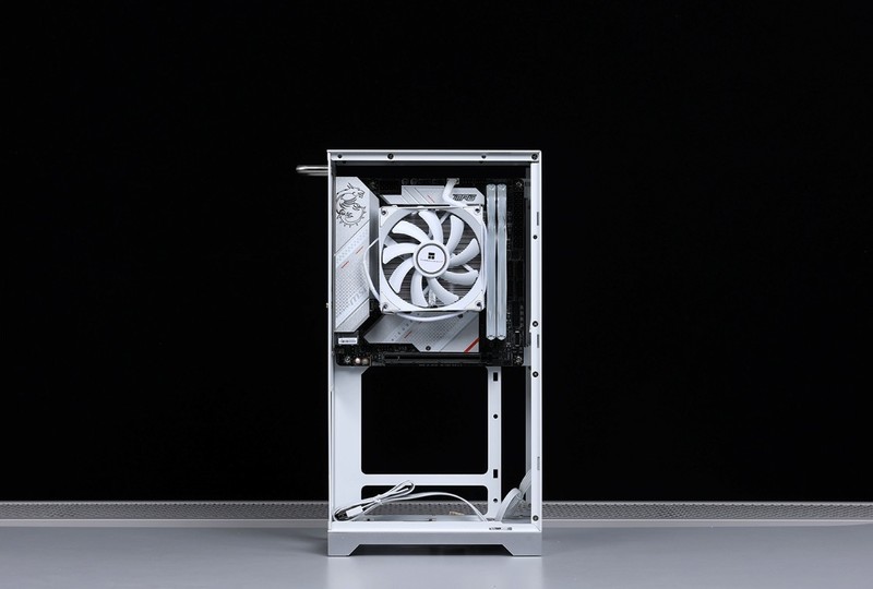 “细狗”但是高颜值高性能！12600K+4070+闪鳞L300打造桌面小钢炮