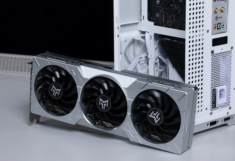 “细狗”但是高颜值高性能！12600K+4070+闪鳞L300打造桌面小钢炮