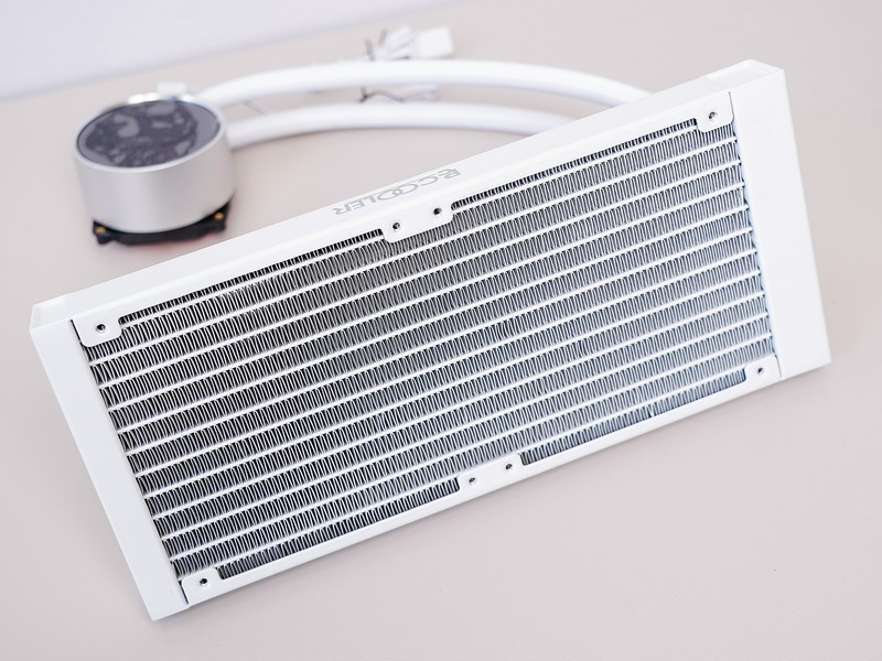 更薄更省电，万元以内整机预算新选择：耕升 RTX 4070 踏雪评测