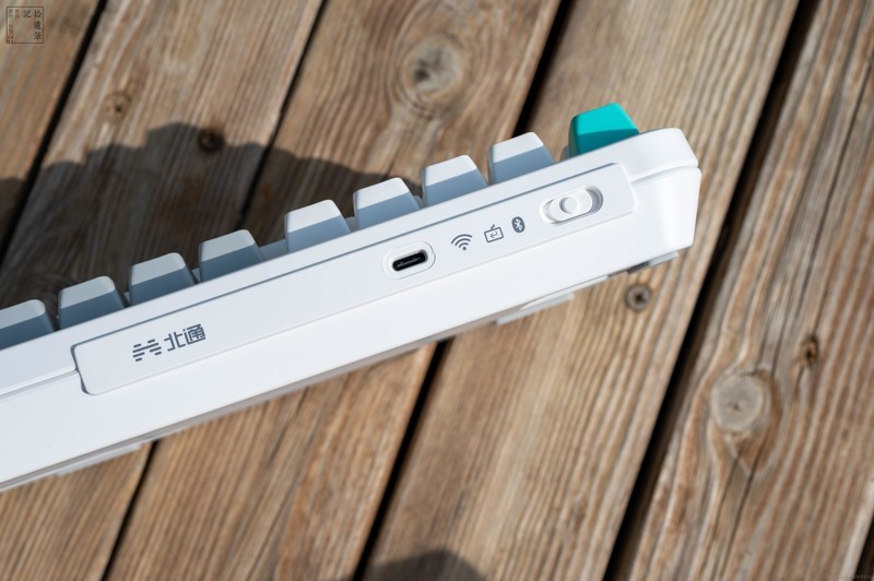 手柄老厂试水电竞键盘，手感丝滑还有灵感旋钮，北通灵感键盘上手