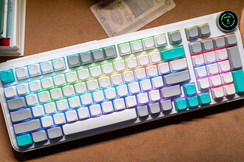 手柄老厂试水电竞键盘，手感丝滑还有灵感旋钮，北通灵感键盘上手