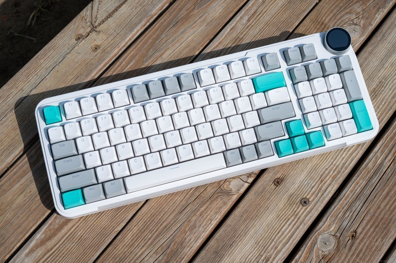 手柄老厂试水电竞键盘，手感丝滑还有灵感旋钮，北通灵感键盘上手