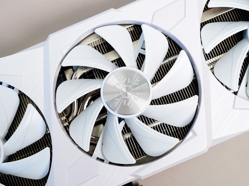 更薄更省电，万元以内整机预算新选择：耕升 RTX 4070 踏雪评测