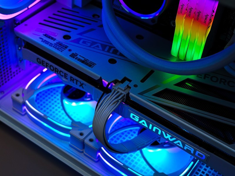 更薄更省电，万元以内整机预算新选择：耕升 RTX 4070 踏雪评测