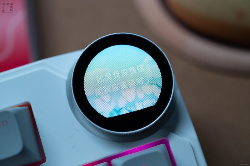 手柄老厂试水电竞键盘，手感丝滑还有灵感旋钮，北通灵感键盘上手