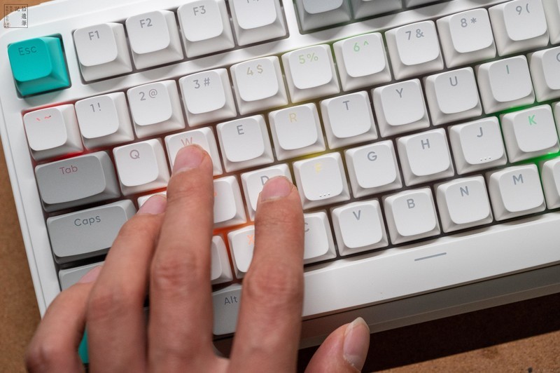 手柄老厂试水电竞键盘，手感丝滑还有灵感旋钮，北通灵感键盘上手