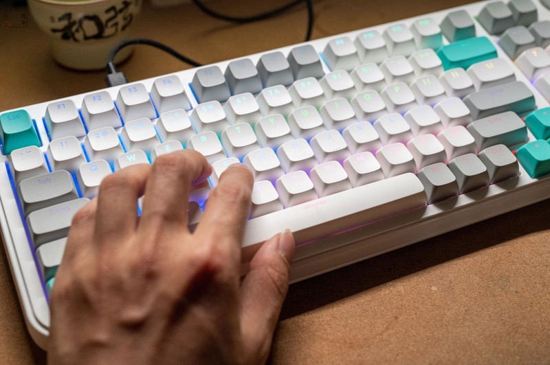 手柄老厂试水电竞键盘，手感丝滑还有灵感旋钮，北通灵感键盘上手