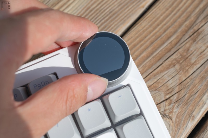 手柄老厂试水电竞键盘，手感丝滑还有灵感旋钮，北通灵感键盘上手