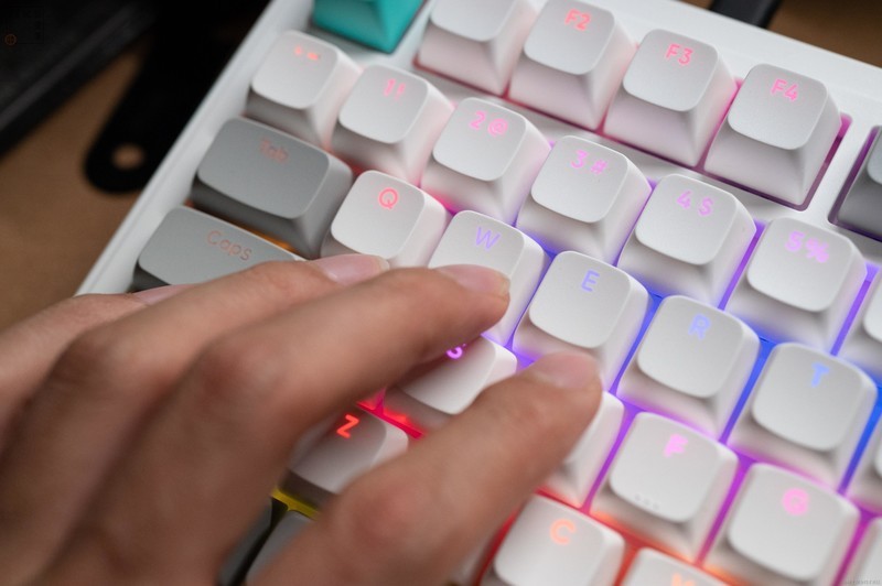 手柄老厂试水电竞键盘，手感丝滑还有灵感旋钮，北通灵感键盘上手