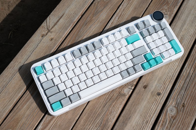 手柄老厂试水电竞键盘，手感丝滑还有灵感旋钮，北通灵感键盘上手