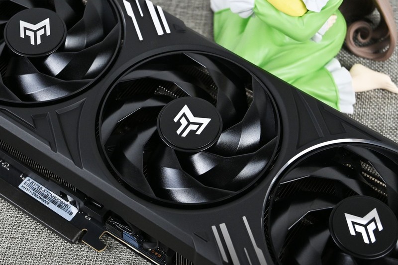 影驰RTX5070Ti金属大师黑金版OC开箱拆解评测：4K+165Hz屏新搭子