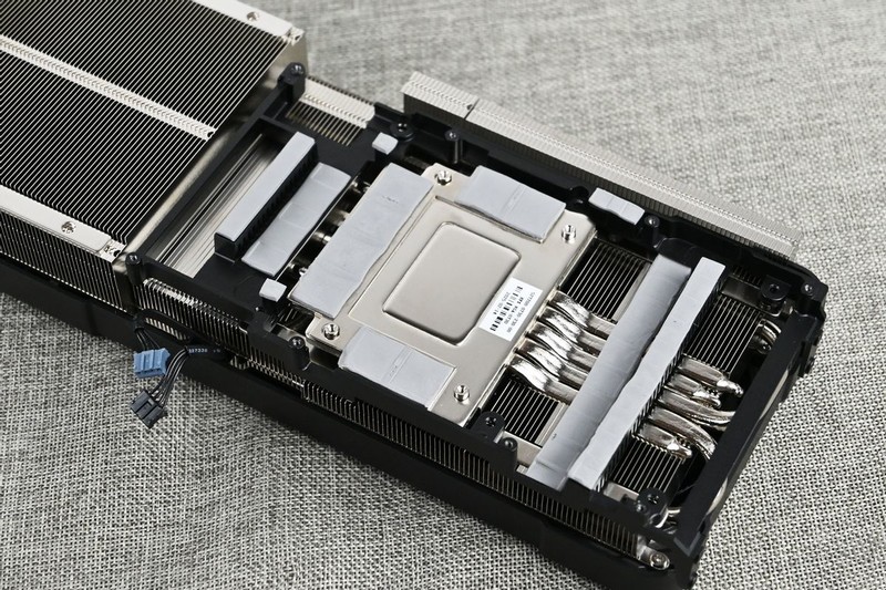 影驰RTX5070Ti金属大师黑金版OC开箱拆解评测：4K+165Hz屏新搭子