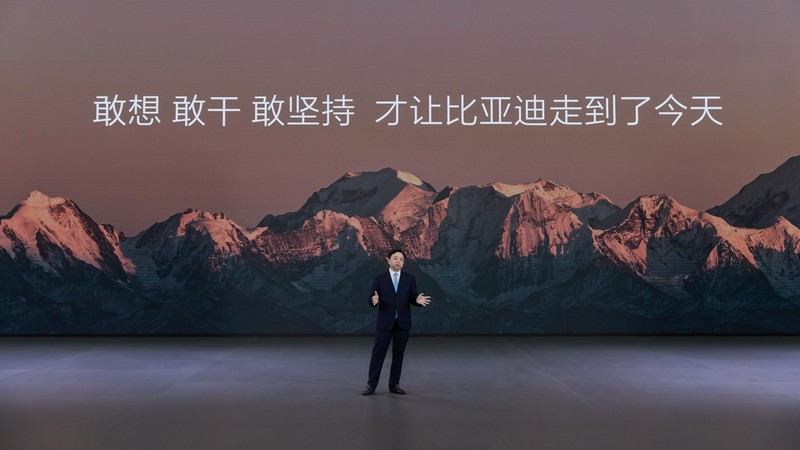 比亚迪千万新能源里程碑，见证中国速度！王传福：智能化再投千亿