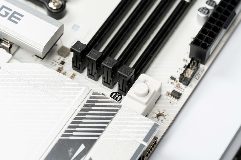 高颜值白色主板，微星MPG B850 EDGE TI WIFI主板开箱分享