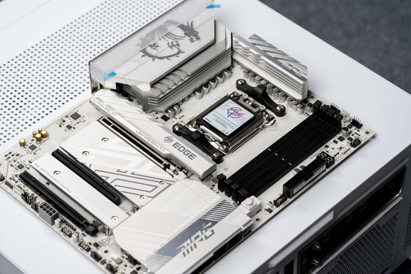 高颜值白色主板，微星MPG B850 EDGE TI WIFI主板开箱分享