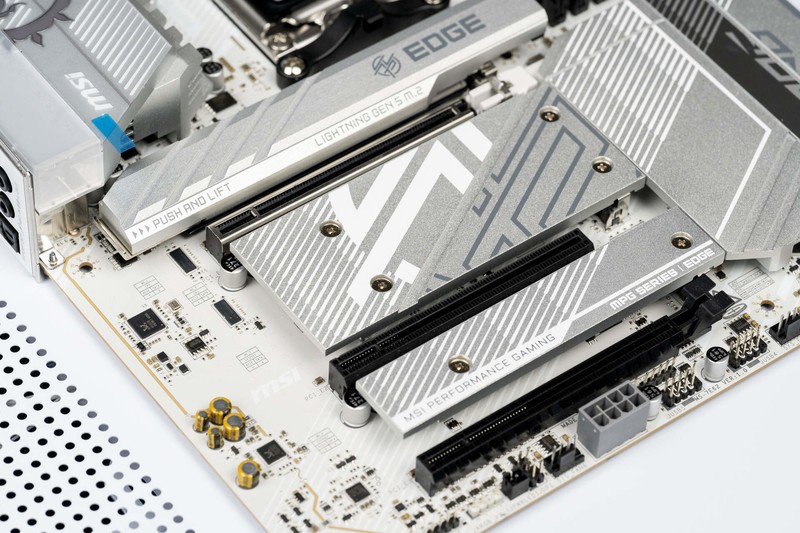 高颜值白色主板，微星MPG B850 EDGE TI WIFI主板开箱分享