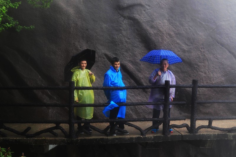 雾蒙蒙的九华山花台景区（一）